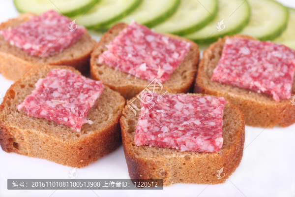 香腸和黑麥BRE三明治