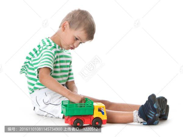 男孩拿著一輛車