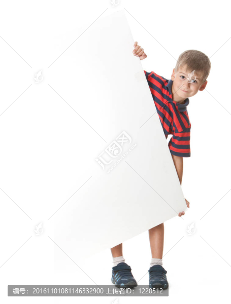 拿著旗幟的男孩