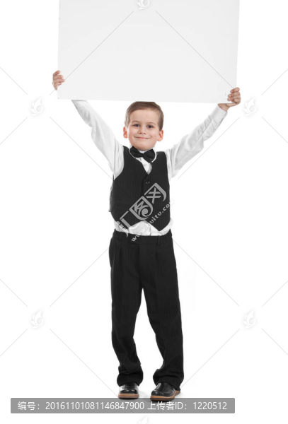 拿著旗幟的男孩