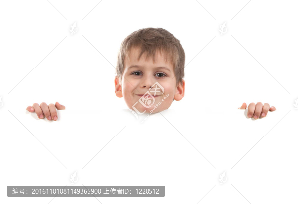 拿著旗幟的男孩