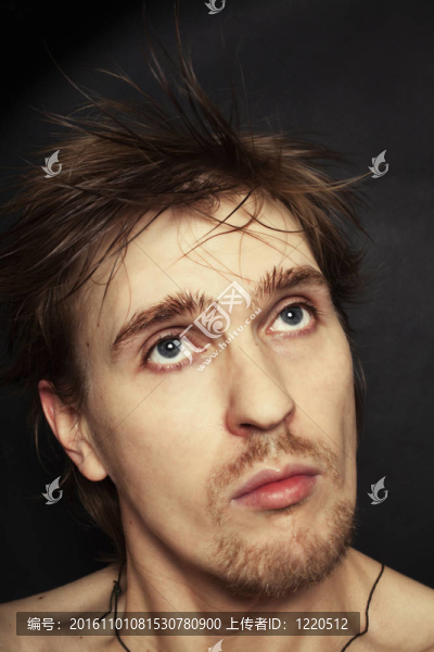 一個(gè)年輕漂亮的金發(fā)碧眼的男人和一個(gè)時(shí)髦的發(fā)型發(fā)式的面部肖像