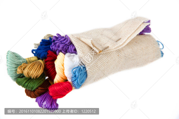 刺繡的絲線，用輪廓包裹起來；在白色背景上