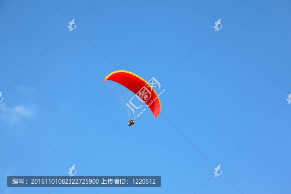 操作的紅色降落傘飛得很高