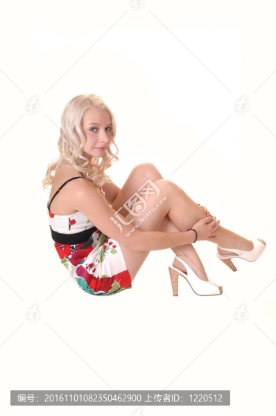 穿連衣裙的女孩。