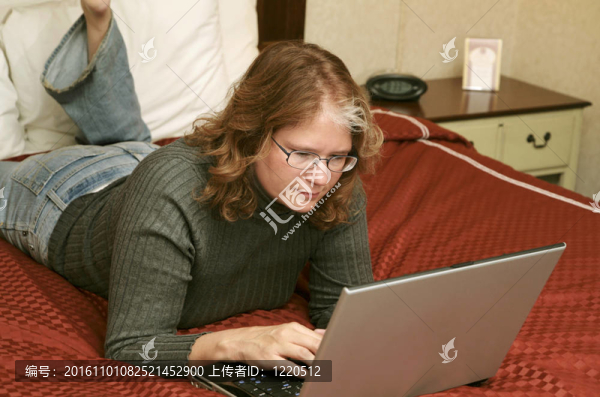 躺在床上的女人