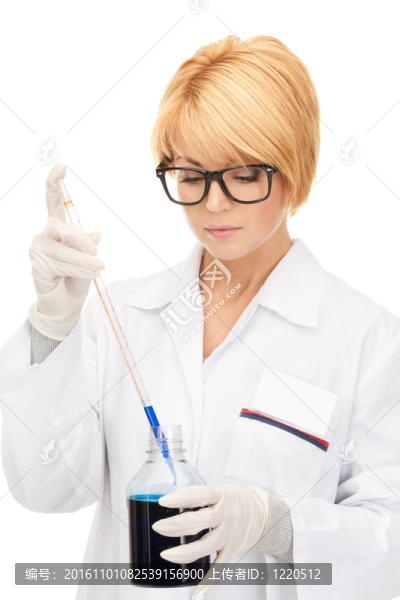 實驗室工人高舉試管