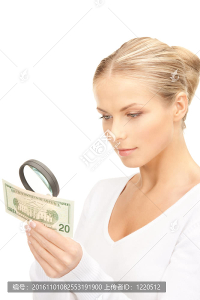 帶放大鏡和錢的女人