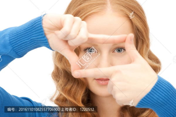 可愛的女人用手指創(chuàng)造一個框架