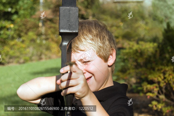 小男孩射一支箭