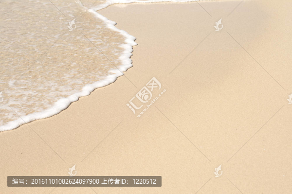 在完美的白沙海灘波白水