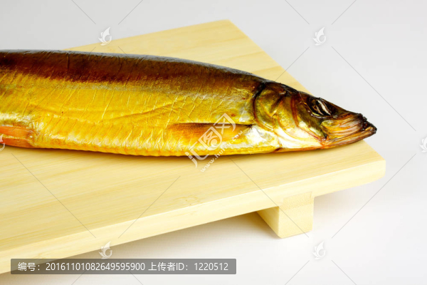 在白色背景上分離的熏鯡魚(yú)