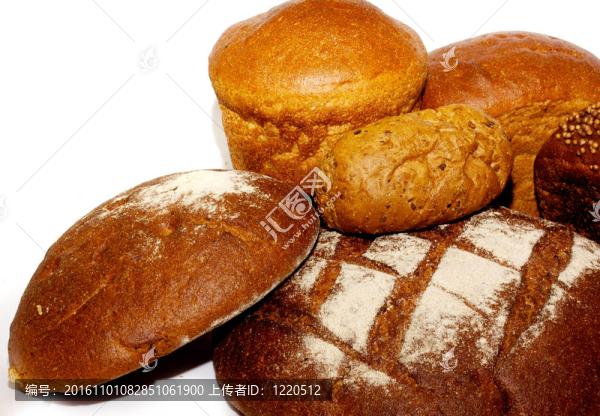個(gè)全麥和黑麥面包和孤立