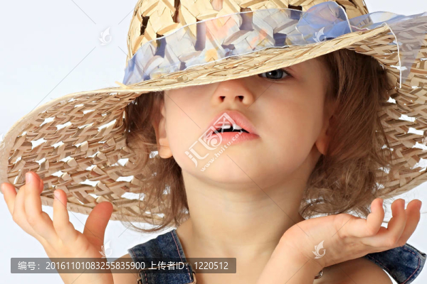 一個(gè)女孩在一頂帽子里。