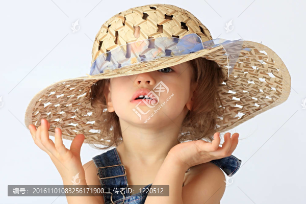 一個(gè)女孩在一頂帽子里。