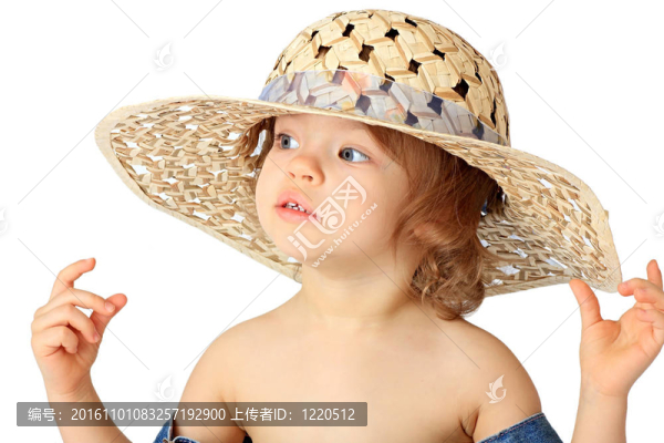 一個女孩在一頂帽子里。