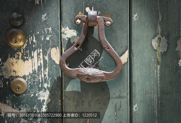 在綠色的門(mén)Doorknocker。
