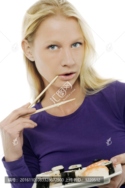 一個年輕白人婦女吃壽司的畫像