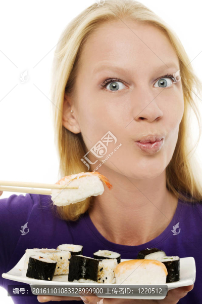 一個(gè)年輕白人婦女吃壽司的畫(huà)像