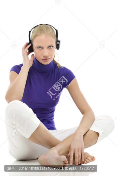 一個(gè)年輕的白人婦女與休閑服裝與耳機(jī)肖像