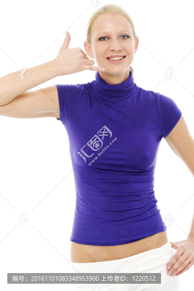 一個(gè)年輕的白人女子比畫(huà)畫(huà)像