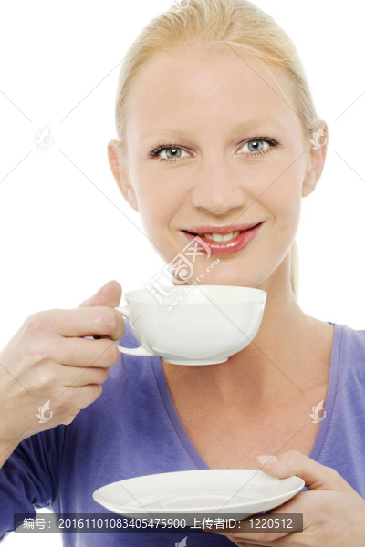 一個(gè)年輕白人婦女喝著一杯茶的畫(huà)像