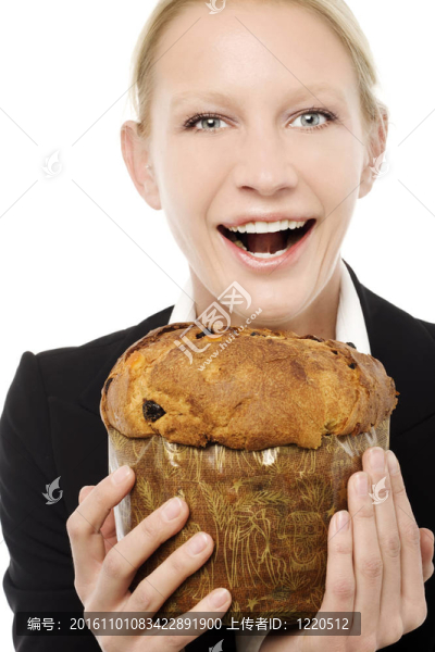 一個年輕的白人商人拿著一個禮盒的肖像