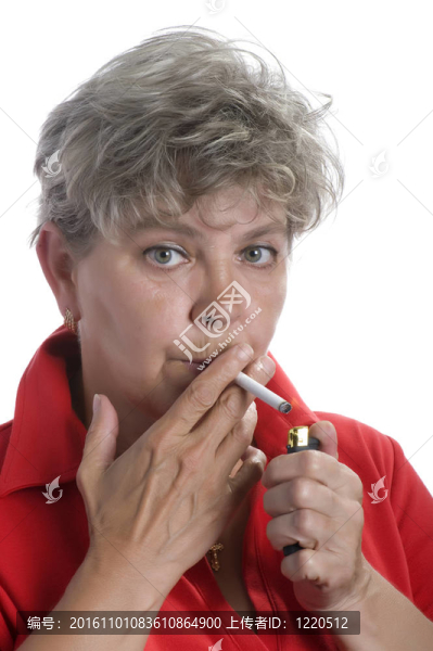 穿紅香煙的女人