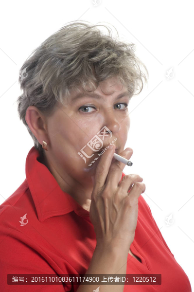 穿紅著紅香煙的女人