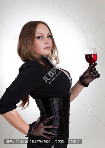 性感的女人拿著一杯酒