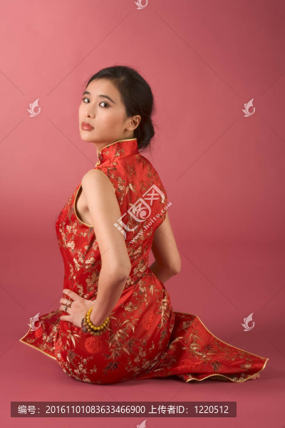 在紅色旗袍的中國女孩