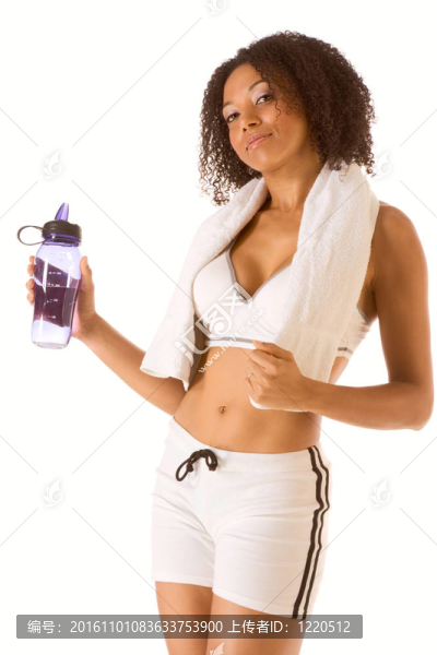 運動女子與水和毛巾瓶