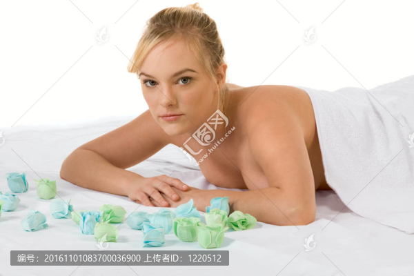 年輕的女人在水療中心放松
