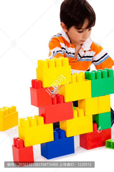 男孩玩積木