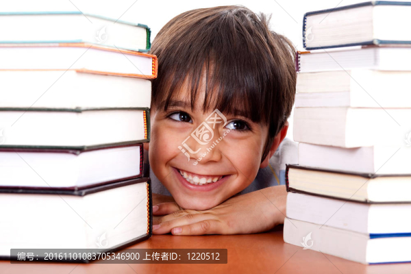 小孩在一堆書之間放松