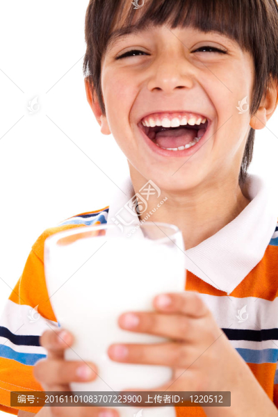 微笑的小男孩拿著一杯牛奶