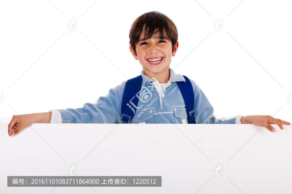 迷人的孩子抱著空白板