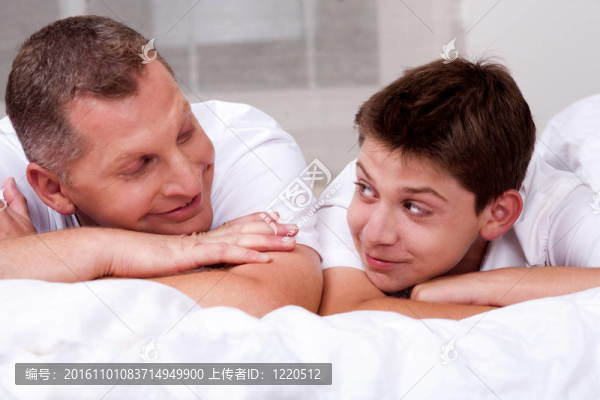 父子倆看著對方的眼睛