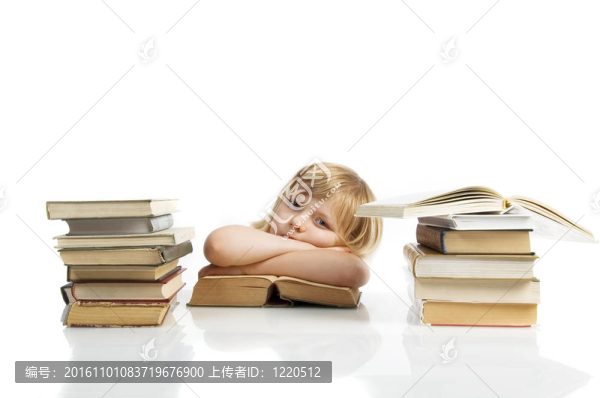 帶著書的女孩