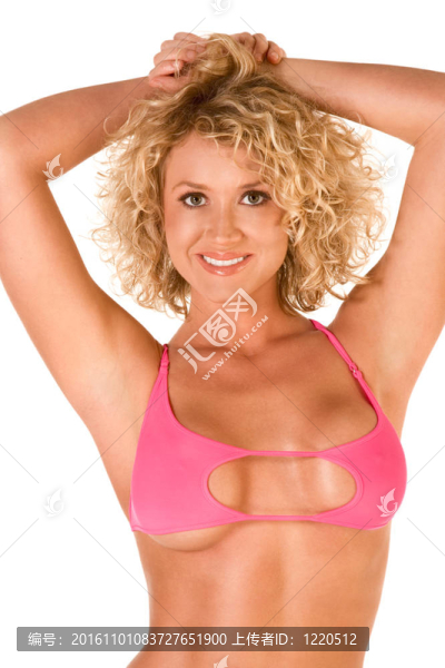 性感的金發(fā)女人在粉色比基尼