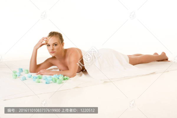 年輕的女人在水療中心放松