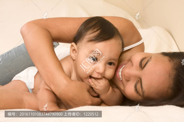 媽媽在床上玩她的男嬰