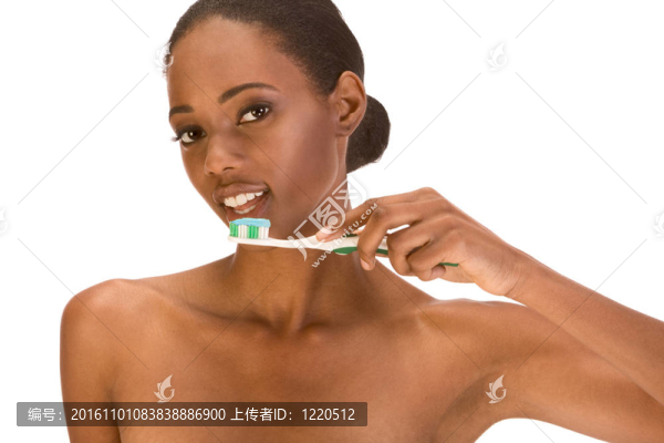 年輕的非裔美國(guó)女孩刷牙