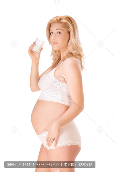 懷孕的金發(fā)女人穿著白色的牛奶