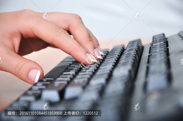 一個年輕女人的手