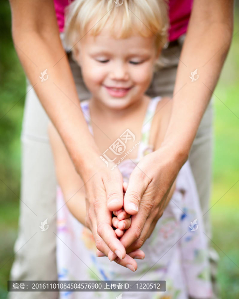 母親與女兒在戶外