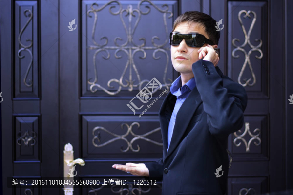 戴黑眼鏡的男子在電話里交談