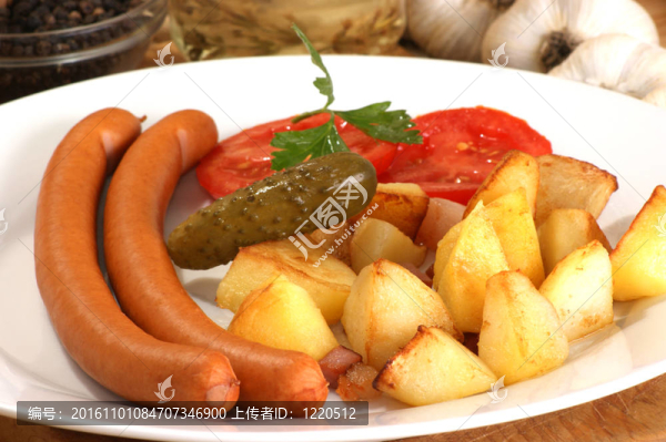 烤土豆和兩個自制香腸