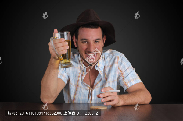 有啤酒的牛仔