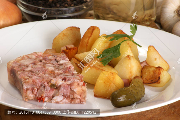 與臘肉在明膠烤土豆